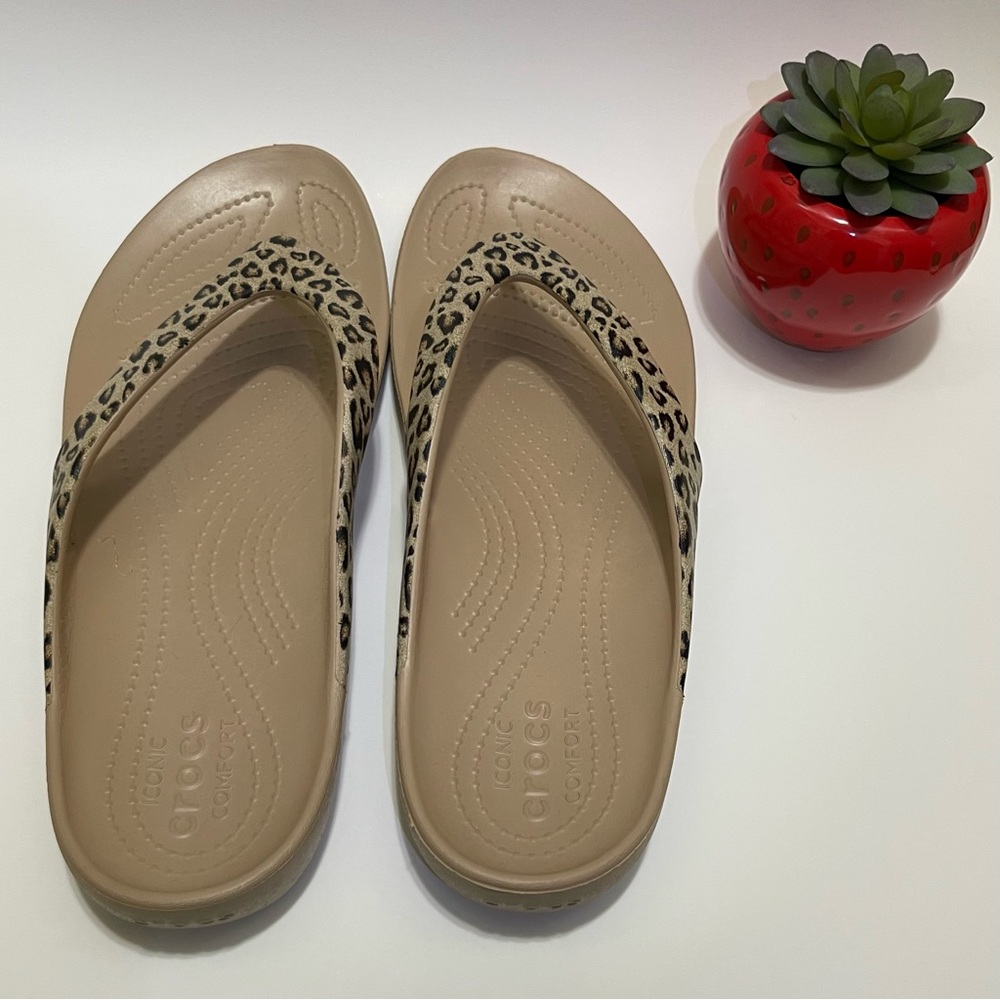Crocs Flip Flops Women’s Size W 11 US Leopard Print Sandals